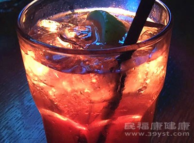 另外，結(jié)合飲品進(jìn)行分析，不建議女性在經(jīng)期喝汽水