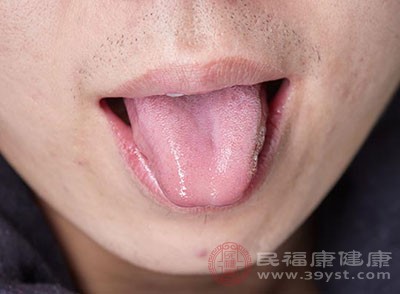 当发现舌苔黏黏腻腻的，说明体内的湿气过重了