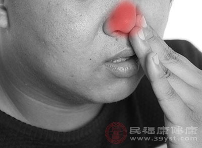 在挖鼻孔的时候，鼻毛拔出，也会伤害到鼻黏膜，使之受损