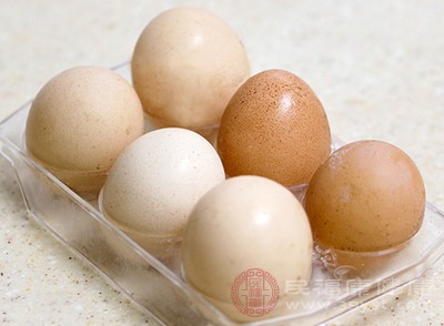 鸡蛋壳的颜色，其实是由母鸡种类决定的，而不是营养价值的直接体现