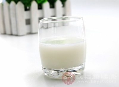 饮酒前喝点牛奶，能预防伤胃