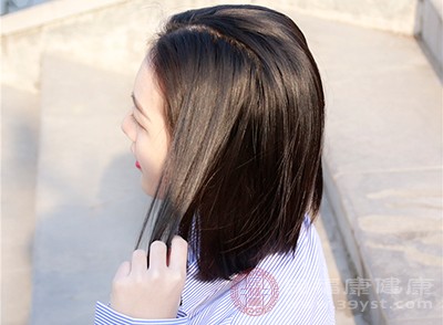 发缝变宽，跟发型有一定的关系，很多女性的发型都是中分，将头发一分为二，中间会留出一个缝，时间长了，这个缝就会变宽