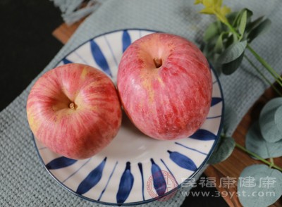 苹果中含有丰富的纤维素，适当吃苹果，能够促进肠胃蠕动，协助消化