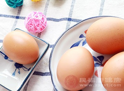 在挑选鸡蛋的时候，可以看到鸡蛋是各有不同，大小不同是正常的，还有一些鸡蛋的颜色也不同