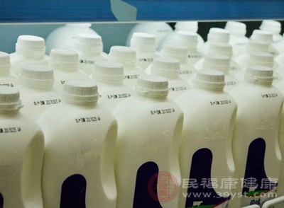 我国仅16.9%中学生奶制品摄入量达标 喝牛奶还要注意3个时间段