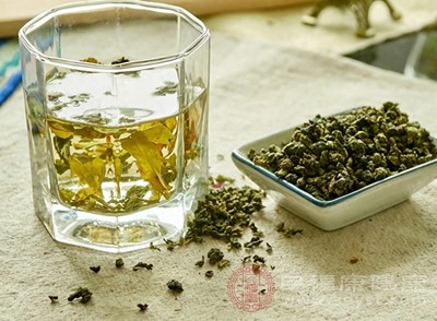 乌龙茶属于半发酵茶，其咖啡碱含量介于绿茶与红茶之间