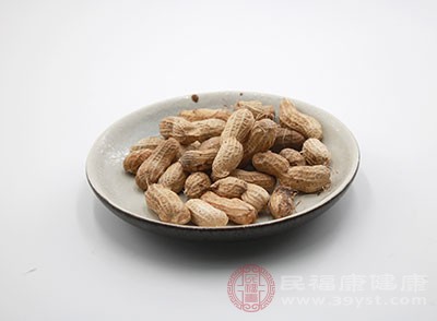 糖尿病人群在吃花生的时候，也可以搭配点其他的食物，如芹菜、胡萝卜