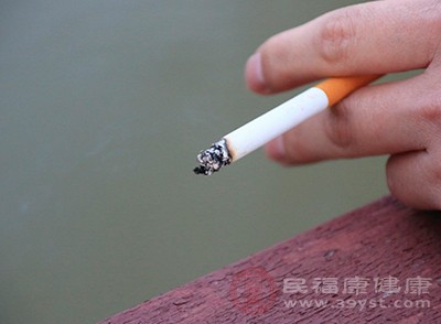 在戒烟的时候，不妨通过按揉手上一个“戒烟穴”，适当按摩这个穴位，可以起到彻底戒烟作用