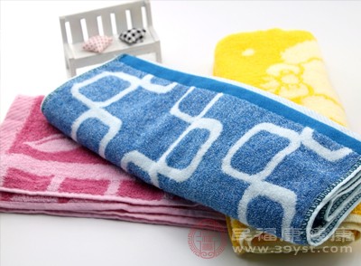 使用干净卫生的毛巾擦拭臀部皮肤，保持臀部的清爽干燥