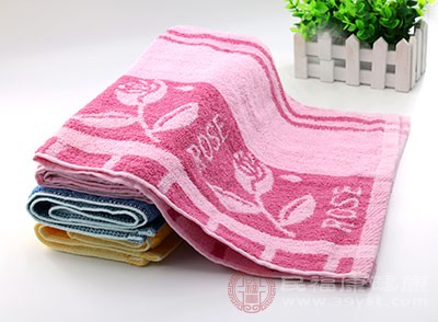 在挑选购买毛巾时，以纯棉的毛巾为主