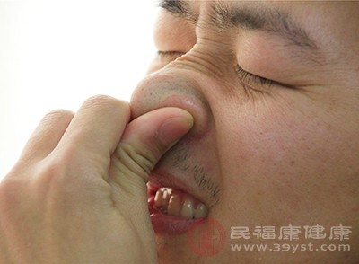 伴随着鼻咽部上呼吸道出现异常，引起鼻塞、流鼻涕、不断打喷嚏等