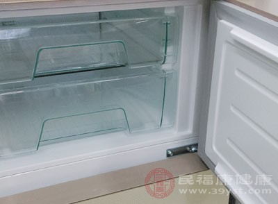 除了塑料袋，大家更应该关注的是一些食物，它们长期放在冰箱里面，更容易出现问题