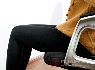 人们长时间的坐在座位上，并且屁股经常接触受压，支撑面就会不断的增厚角质层