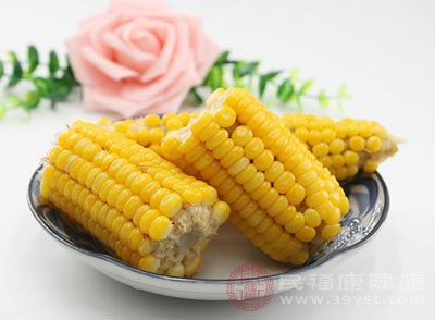 玉米也是杂粮的一种，有甜玉米还有黏玉米，很多女性都爱吃