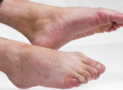 双脚作为身体器官的外在显示，可以通过双脚来观察出我们的身体是否出现疾病或者有一些疾病的隐患