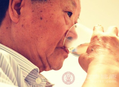 老年人往往感觉不到明显的口渴，容易忽视水分的补充，导致脱水