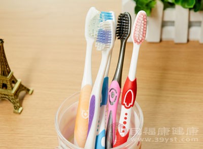 刷牙的时候一定要上下刷，有些朋友刷牙一直是左右刷，这是是错误的，因为牙齿的生长方向是垂直生长的