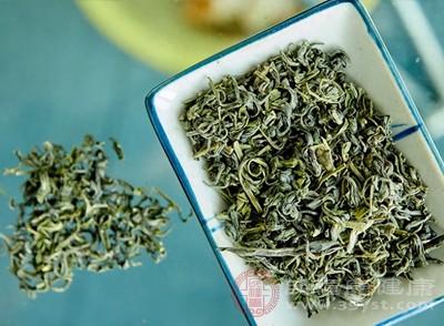 喝一杯绿茶，不仅可以提神醒脑，还能帮助身体排除宿便，清理肠道