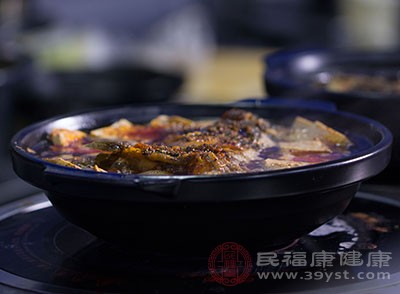 炖肉时应该先用大火将汤汁煮沸，然后转小火慢慢熬煮