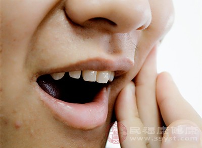 如果改善了口腔卫生和饮食习惯后口臭仍然存在，那就需要考虑是否存在其他健康问题了，如口腔疾病(龋齿、牙周病)、消化系统疾病(胃炎、胃溃疡)、呼吸道疾病等