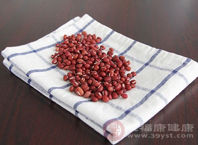 购买红豆或赤小豆时，应选择颗粒饱满、无虫蛀霉变、颜色均匀的产品