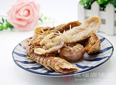 清蒸、水煮等简单烹饪方式能最大限度保留虾的原汁原味与营养，避免过多油脂和调料的添加