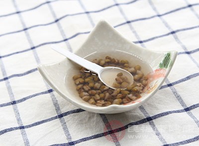 适量食用绿豆粥，不仅可以补充身体所需的水分和营养，还能起到清凉解暑的作用