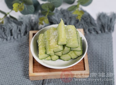 黄瓜含有丰富的水分和维生素，口感清爽，是夏季消暑的理想食品