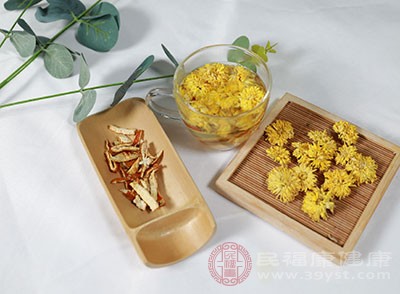 優(yōu)質(zhì)的菊花茶，色澤應(yīng)為金黃或淡黃，花瓣完整且干燥，無雜質(zhì)