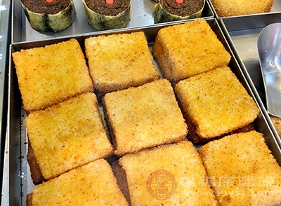 采用蒸、煮、烤等低油烹飪方式，減少煎炸食品