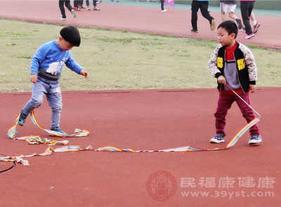 不宜给孩子穿得太少，也不宜给孩子捂的太多