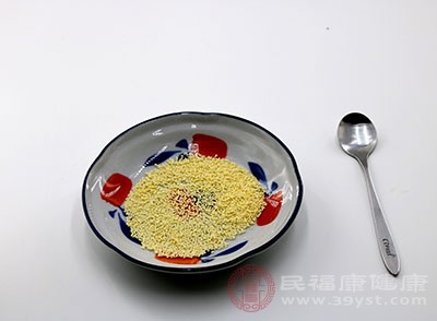 很多人覺得雞精放了那么多調(diào)味料，自然鮮味也超越了雞粉