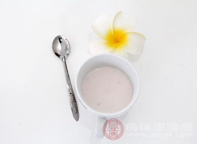 酸奶是一種發(fā)酵產(chǎn)品，所以酸奶中的乳酸菌含量自然不低