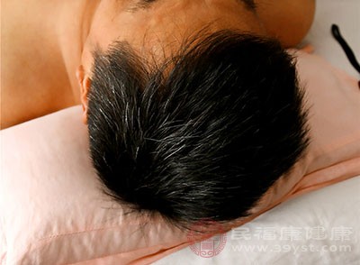 为什么男人睡过的枕头很容易发黄 真的是不爱干净吗 别急着嫌弃