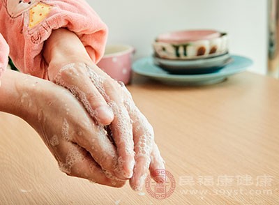 使用温和无刺激的清洁剂，每天洗澡后彻底擦干手脚