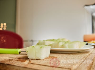 夏日餐桌上的常客冬瓜，以其清热解毒、利尿消肿的功效备受推崇
