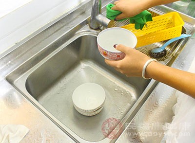 而是把水蓄在水池里，所有碗一起在里面洗，然后換兩次水浸泡沖洗