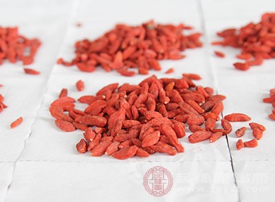 红枸杞当中含有很多活性成分，例如枸杞多糖