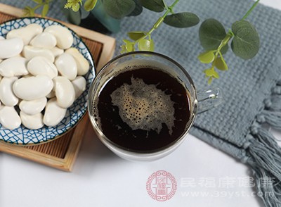 咖啡中有咖啡因、茶叶中有儿茶酚等物质，这些物质都能起到加快心跳的作用