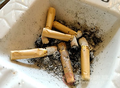 酒精和烟草是刺激呼吸道、加重痰液问题的主要因素之一