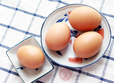鸡蛋当中含有较多的蛋白质，而我们身体是非常需要蛋白质的