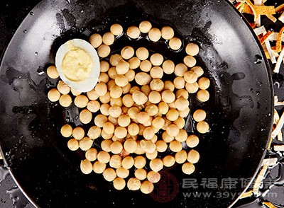 大豆是常见的一种谷物，个子圆溜溜，颜色黄黄的
