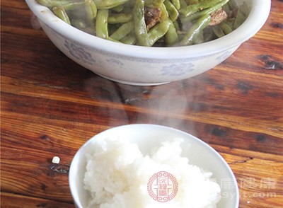 不過(guò)每天的主食要控制在七八分飽，具體的飯量還是以個(gè)人的體質(zhì)為基礎(chǔ)