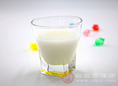 牛奶里面含有较多的钙、磷等元素