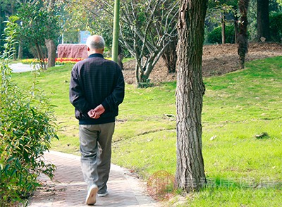 所以为了缓解走路出现的腰背酸痛，很多老年人就会背着手走路