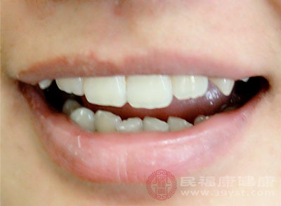 残留在牙齿表面上以及牙齿缝隙之间的食物残渣