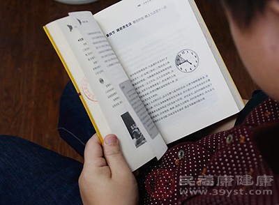 可以看看書、玩玩游戲或者是在嘴巴里吃塊糖