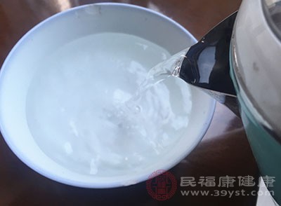 其實用開水沖泡蜂蜜和溫水沖泡沒有太大的差別