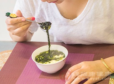 人在饥饿的情况下，会非常渴望进食