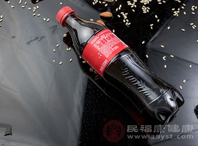 所以平时要尽量的少喝这类碳酸饮料